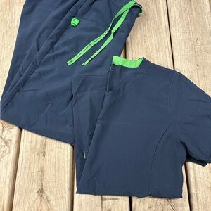 Carhartt Navy and Green Women's Scrub Set medium